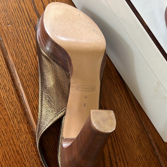 COACH Antig Gold heel, size 9B - Picture 2 of 3